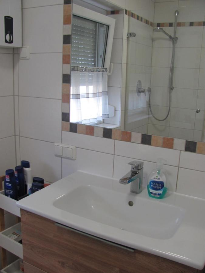 #1gemuetliches Ruhiges Sonniges Balkonzimmer Mit Gemeinschaftsbad W-lan Airport Nah Late Night Check In Haus Nr 9,5 *